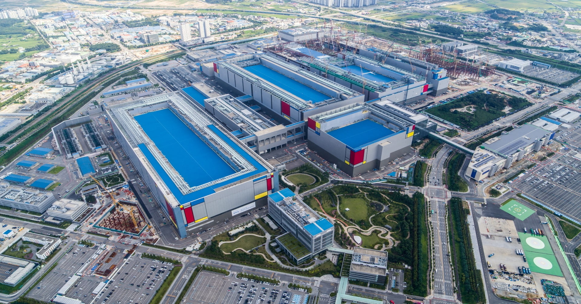 Samsung Elec, SK Group seal $950 bln deals as South Korea hosts AI powers | Reuters